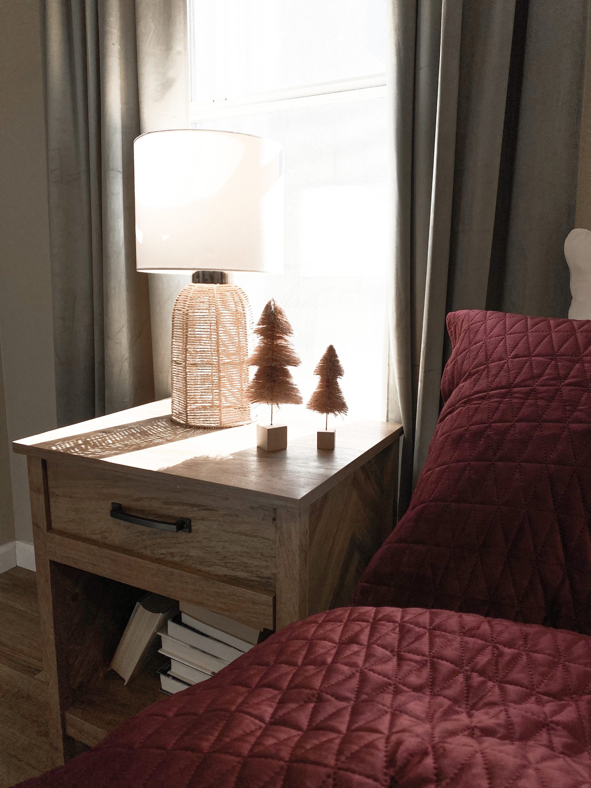 christmas bedroom decor, christmas guestroom, nightstand