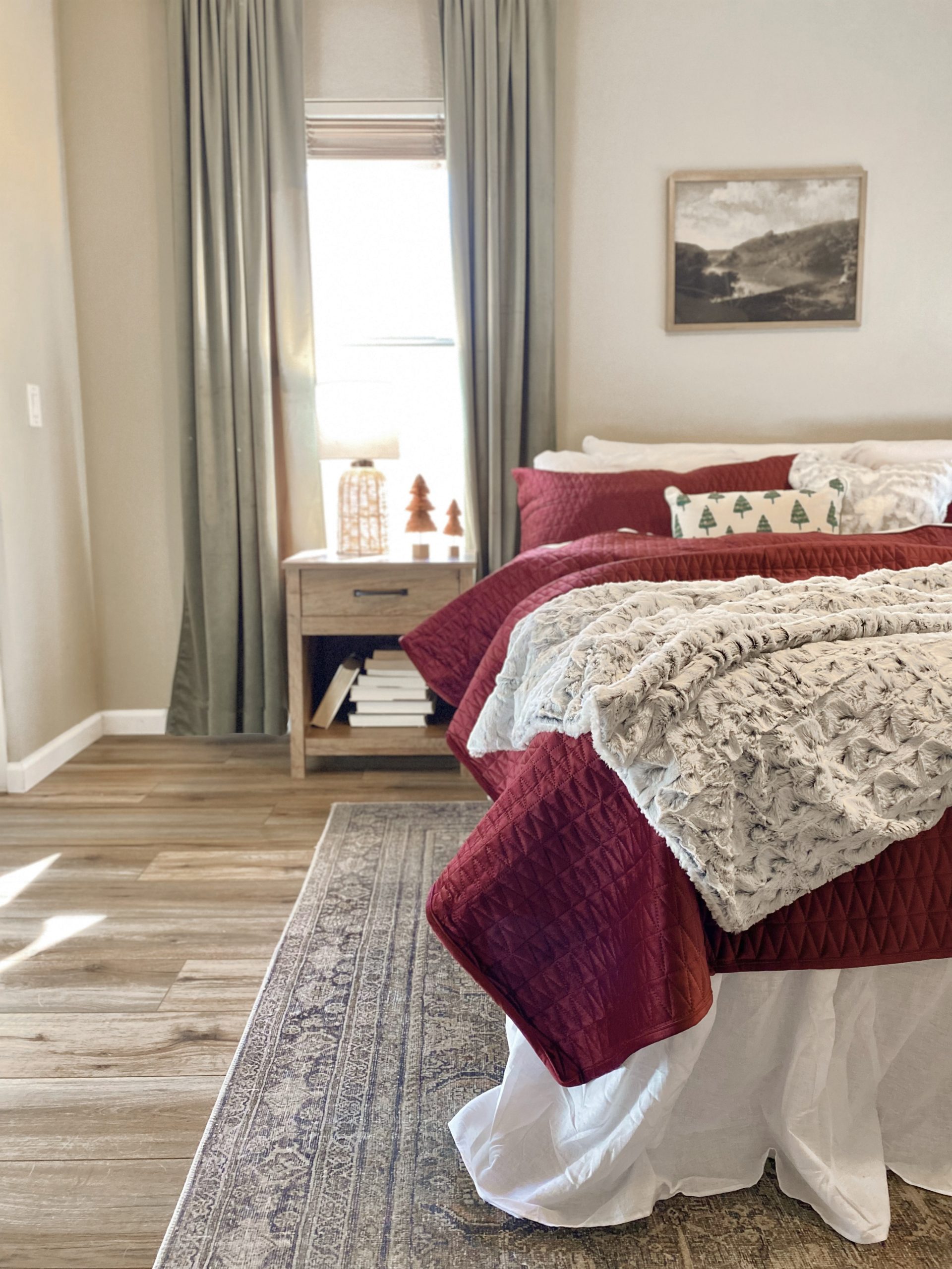 christmas guestroom. christmas bedding. christmas decor.