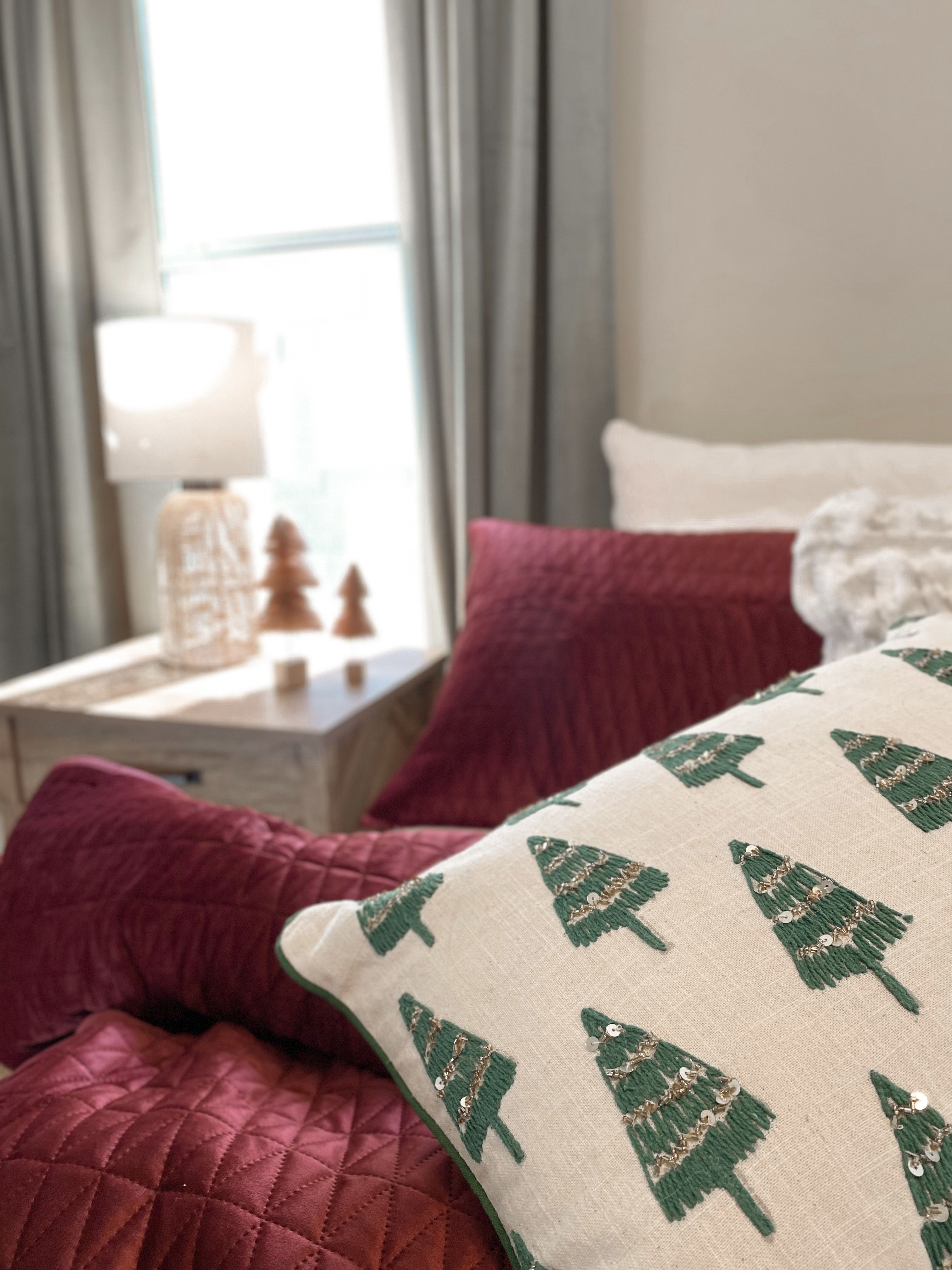 christmas bedroom decor, christmas guestroom, nightstand