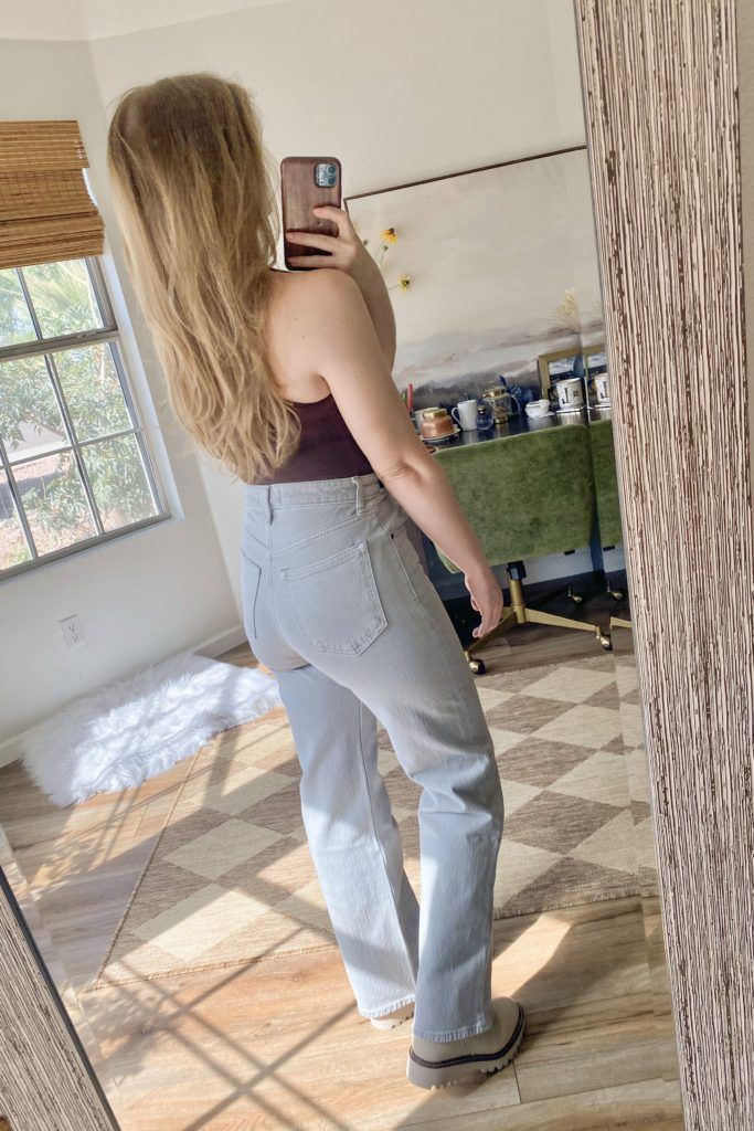 abercrombie 90s relaxed jeans. abercrombie jeans guide. abercrombie 90s straight jean vs 90s relaxed jean. fall outfits. jeans. 90s jeans. straight leg jeans. wide leg jeans. flattering jeans.