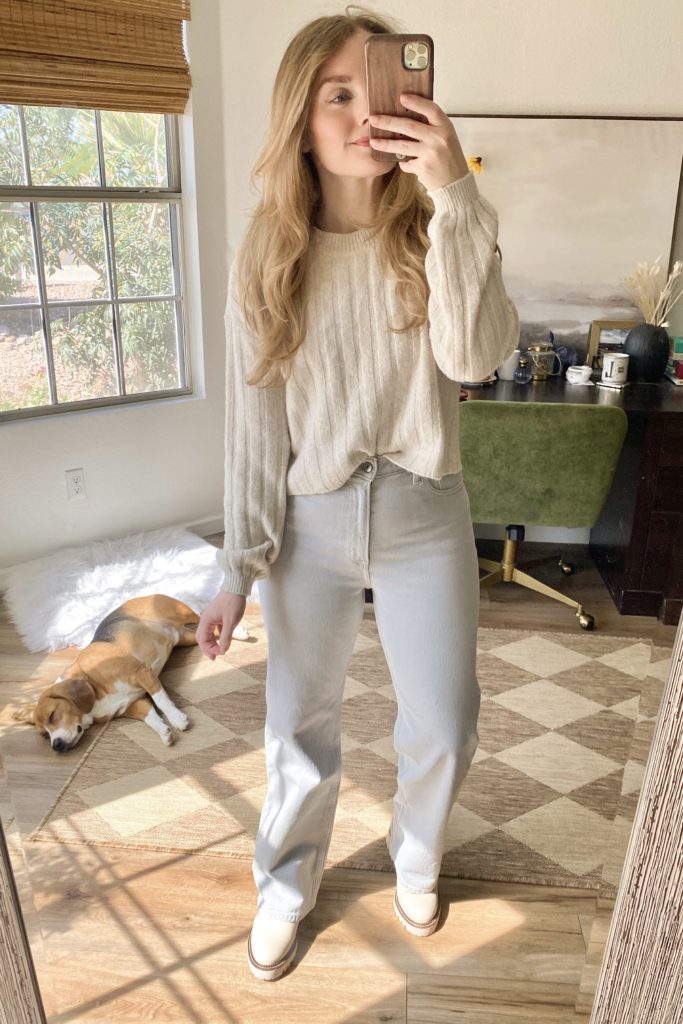 abercrombie 90s relaxed jeans. abercrombie jeans guide. abercrombie 90s straight jean vs 90s relaxed jean. fall outfits. jeans. 90s jeans. straight leg jeans. wide leg jeans.