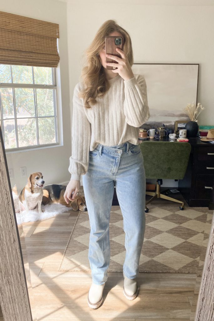 abercrombie 90s straight jean. abercrombie jeans guide. abercrombie 90s straight jean vs 90s relaxed jean. fall outfits. jeans. 90s jeans. straight leg jeans.