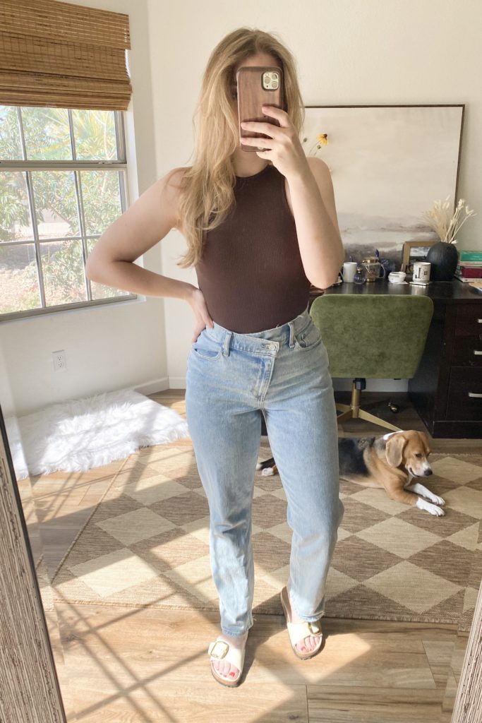 abercrombie 90s straight jean. abercrombie jeans guide. abercrombie 90s straight jean vs 90s relaxed jean. fall outfits. jeans. 90s jeans. straight leg jeans.