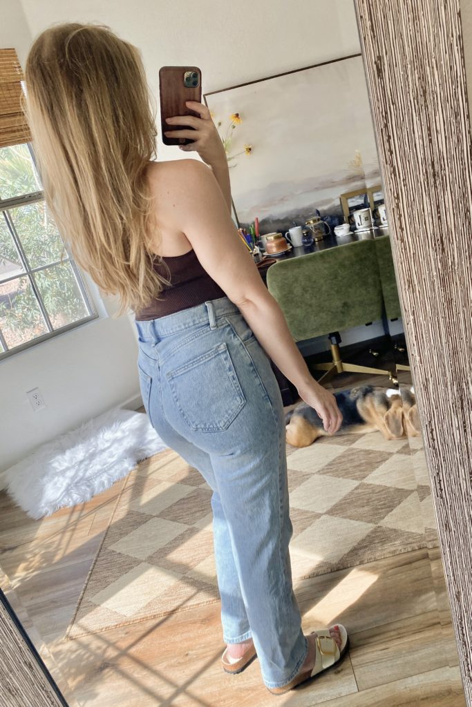 abercrombie 90s straight jean. abercrombie jeans guide. abercrombie 90s straight jean vs 90s relaxed jean. fall outfits. jeans. 90s jeans. straight leg jeans.