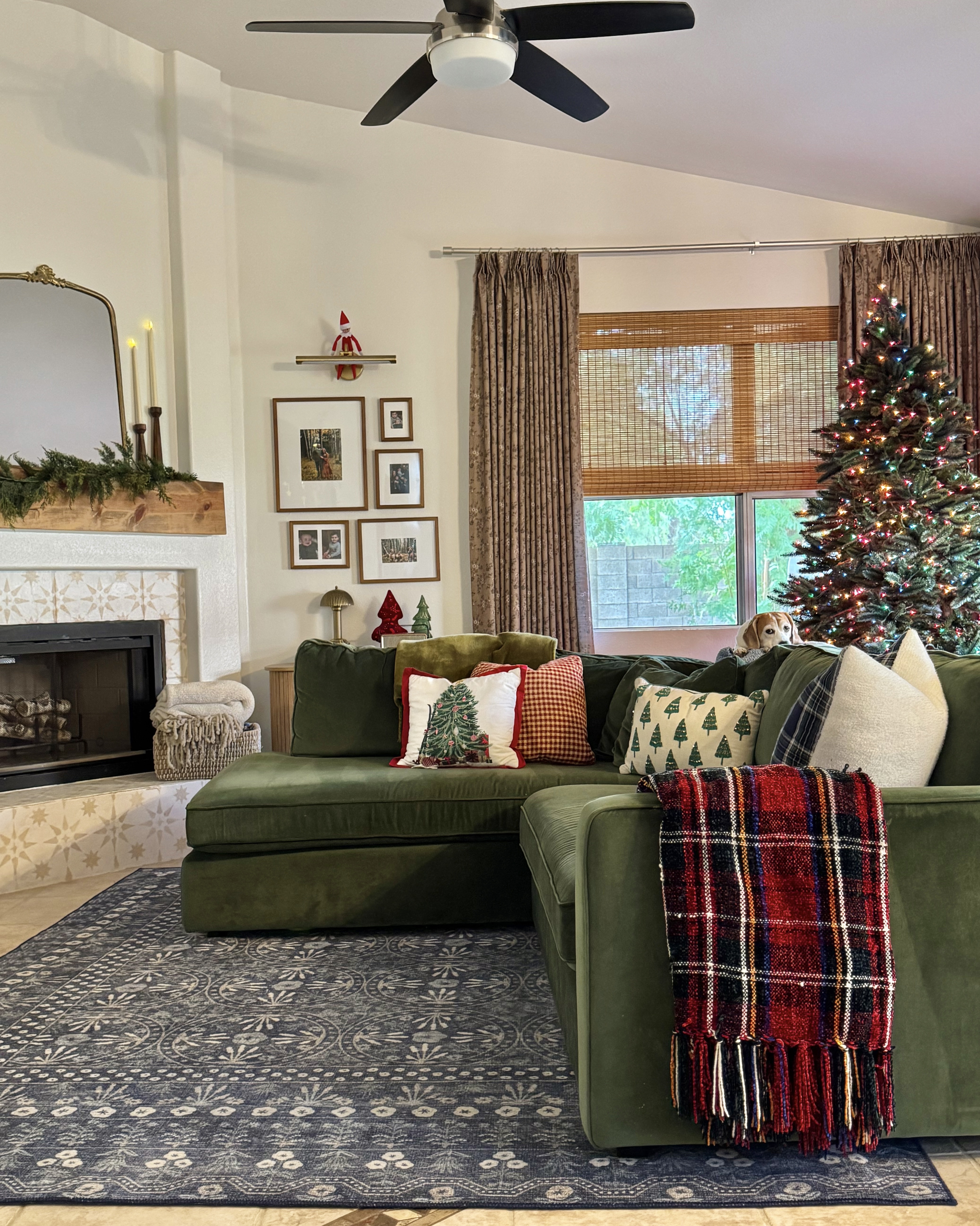 christmas decor living room. 90s christmas aesthetic.