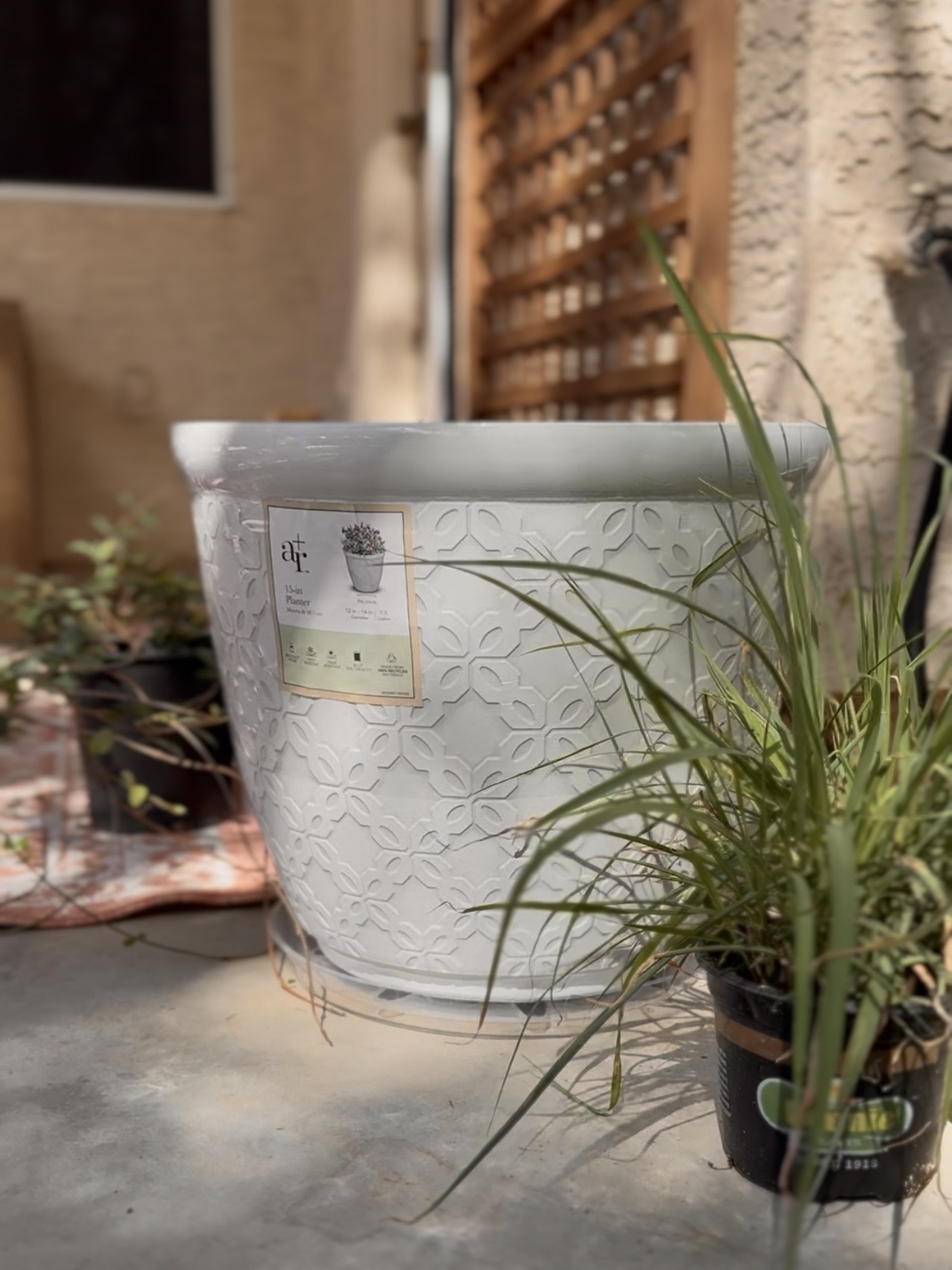 white resin patio planter pot from lowes. 